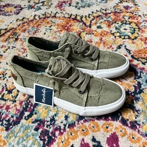 NEW W TAGS Blowfish sneakers